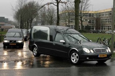 Dialoog in een begrafenisstoet