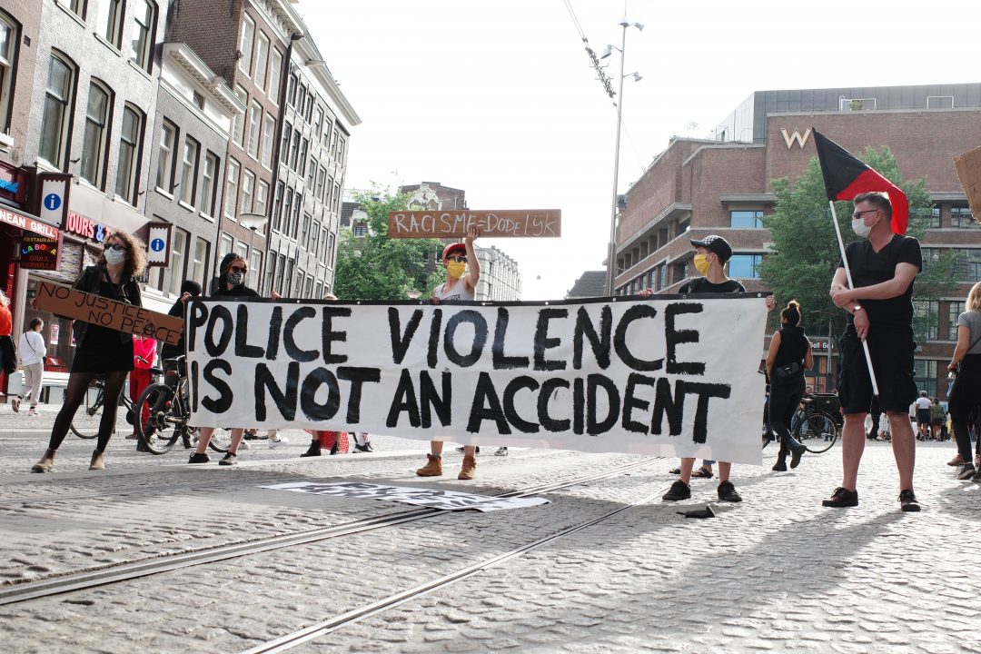 Hard//talk: ‘Black Lives Matter’ betekent óók in Nederland politiegeweld tegengaan