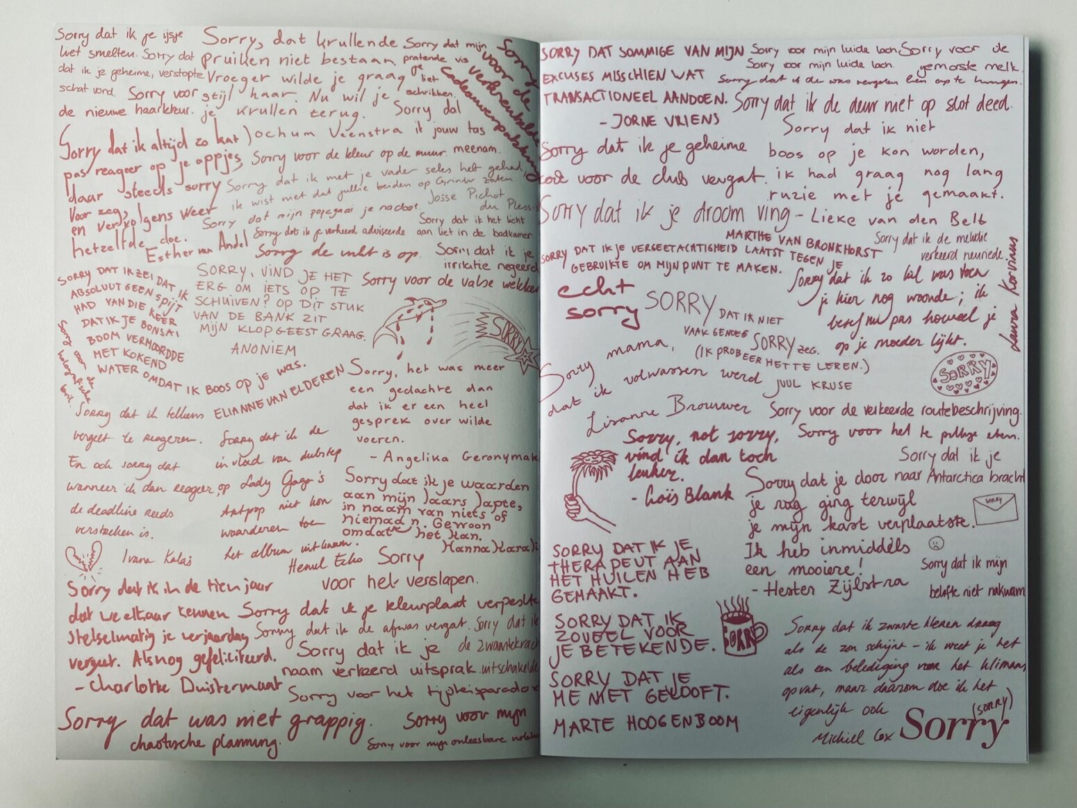 Handgeschreven sorry-briefjes op het schutblad van Hard//hoofd No 4